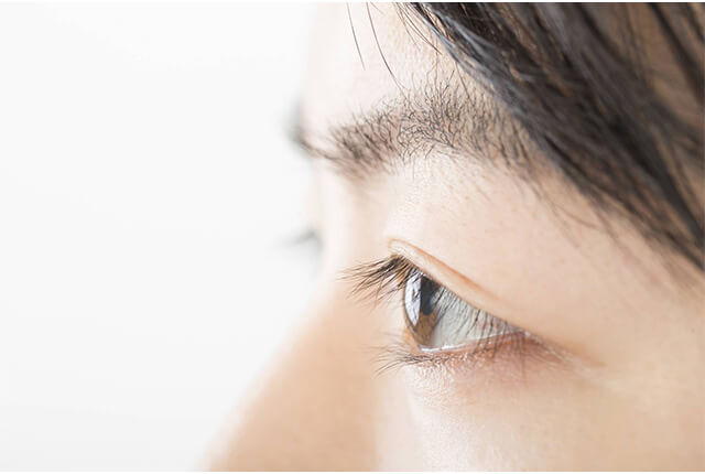 女性の横顔で目元のアップ画像