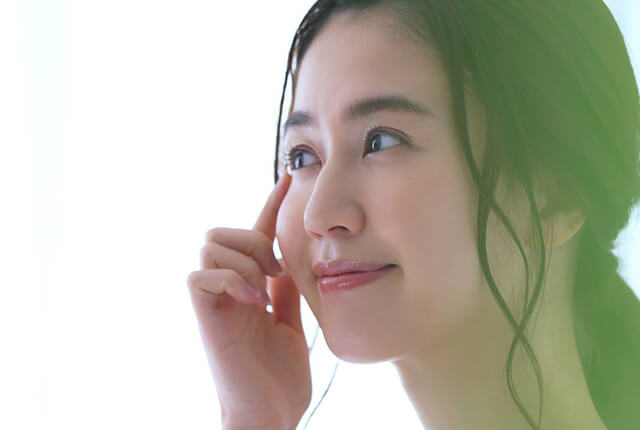 目元を抑える若い女性